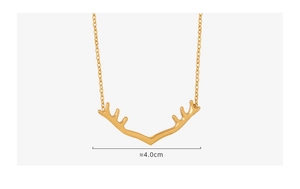 Détail du collier pendentif bois de cerf doré avec mesure de 4,0 cm de largeur sur blanc