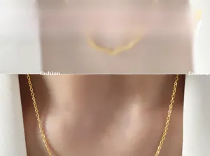 Gros plan d'un collier pendentif bois de cerf en or 18 carats sur un mannequin en blazer