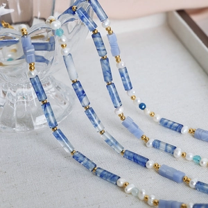 Collier bohème avec perles d'eau douce et calcédoine bleue sur chaîne en acier