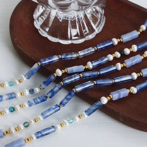 Collier artisanal en sodalite et perles avec cristaux bleus et touches d'or
