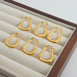 Unregelmäßige wellenförmige 18k Goldohrringe im minimalistischen Luxusstil