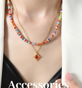 Vue détaillée du collier double épaisseur avec pendentif agate rouge et perles colorées