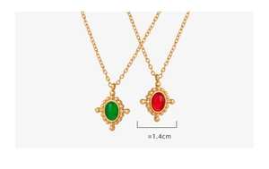 Vue macro détaillée des pendentifs ovales rétro en pierres rouge et verte sur chaînes