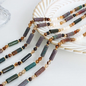 Collier artisanal style Maillard avec perles d'eau douce et pierres naturelles colorées