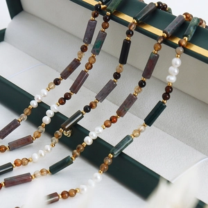 Collier bohème en pierres naturelles colorées avec perles et détails en acier titane