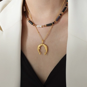 Collier bohème multicouche avec perles en pierre naturelle et pendentif poisson doré