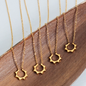 Collier rétro doré avec pendentif géométrique en U en acier titane sur support bois