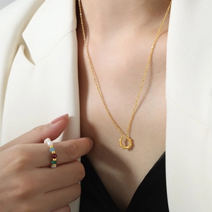 Collier doré avec pendentif géométrique octogonal et bague en perles colorées