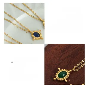 Détail du collier en acier titane plaqué or 18K avec pierres d'agate bleues et vertes