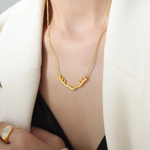 Collier pendentif bois de cerf plaqué or élégant et bague assortie avec pierre blanche