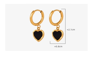 Détail des boucles d'oreilles cœur plaquées or 18 carats avec dimensions de 2,1 cm
