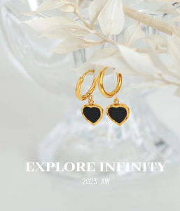 Détails de boucles d'oreilles créoles plaquées or 18k avec pendentifs cœur noir élégants