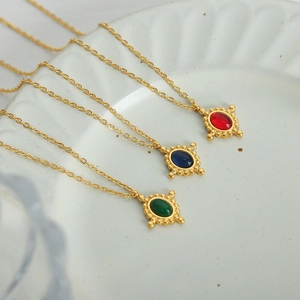Collier vintage avec pendentif en agate rouge et acier titane plaqué or 18 carats