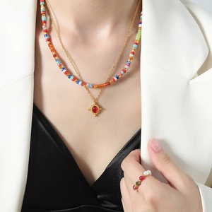 Ensemble collier doré style bohème avec perles colorées et pendentif pierre rouge