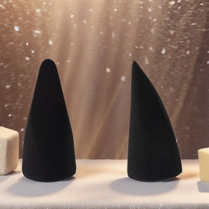 Klassische schwarze beflockte Ringständer in konischer und schräger Form für Schmuck