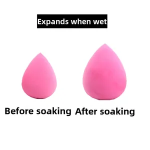 Rosa Make-up Schwamm zeigt Größenunterschied vor und nach dem Einweichen in Wasser