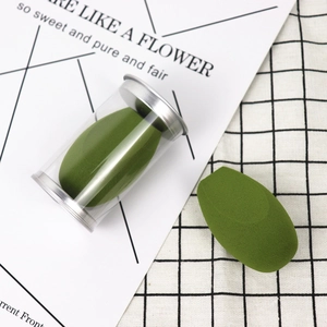 Olijfgroene make-up spons set met een blender in een transparante cilindrische opbergpot