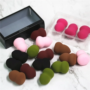 Lot de 3 éponges de maquillage multicolores aux formes variées sur fond marbre