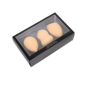 Detail van latexvrije make-up sponsjes in druppelvorm en schuin met luxe verpakking
