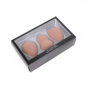 Detailweergave van drie huidkleurige make-up sponsjes in een venster cadeaubox