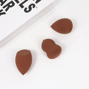 Gedetailleerd overzicht van drie chocoladebruine latexvrije make-up sponsjes in vormen
