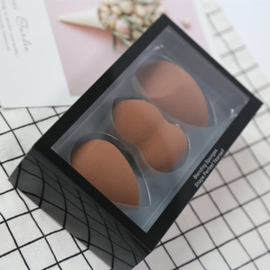 Driedelige donkerbruine make-up sponsset met blender vormen in zwarte vensterdoos
