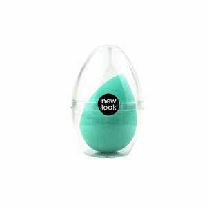 Dettaglio della spugnetta trucco verde menta in una custodia in plastica trasparente