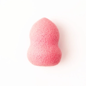 Nahaufnahme des rosa Make-up-Schwamms mit feiner Porenstruktur und ergonomischem Design