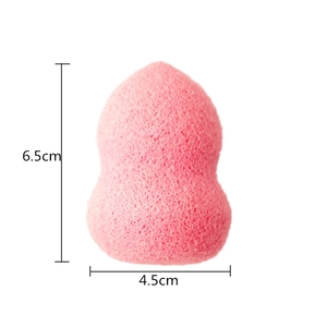 Rosafarbenes Make-up-Schwämmchen in Kürbisform mit Maßen 6,5 cm Höhe und 4,5 cm Breite