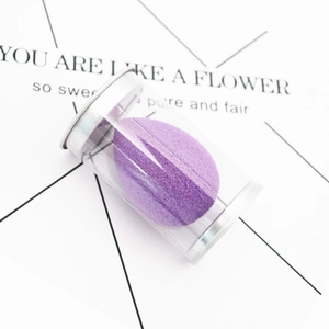 Dunkelvioletter Make-up-Schwamm in transparenter Aufbewahrungsbox zur Gesichtsreinigung