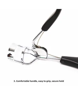 Détail macro de la poignée ergonomique noire antidérapante et du cadre en acier de ce recourbe-cils