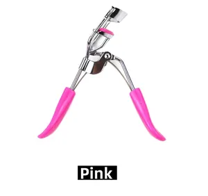 Gros plan du recourbe-cils en acier inoxydable avec poignées ergonomiques roses