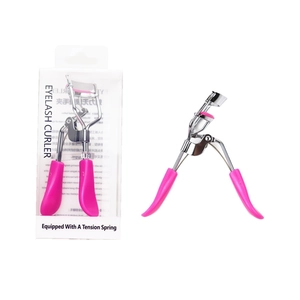 Recourbe-cils rose mat avec ressort de tension et emballage sur fond blanc pur
