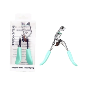 Détail du recourbe-cils vert menthe avec ressort de tension et emballage boîte à fenêtre