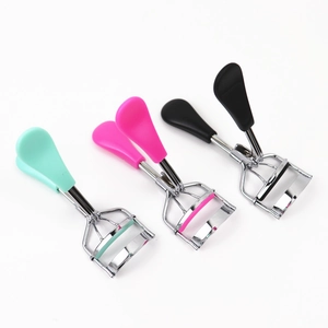 Trois recourbe-cils grand angle en vert menthe, rose et noir classique avec coussinets