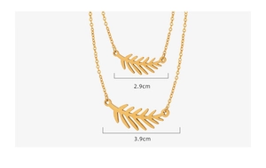 Detalle de colgantes de hoja dorados con tamaños de 2,9 cm y 3,9 cm en cadenas finas