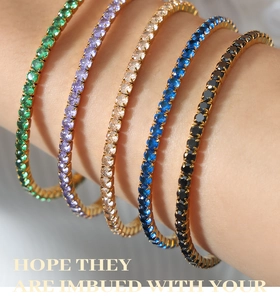 Detailaufnahme von fünf bunten Tennisarmbändern mit hochwertiger Goldbeschichtung