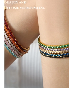 Detail eines farbenfrohen Tennisarmband-Sets mit 18k Vergoldung und bunten Edelsteinen