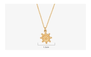 Détail du pendentif gouvernail plaqué or de 1,5 cm avec une chaîne délicate