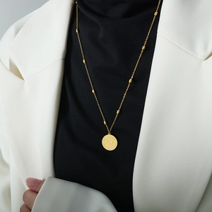 Retro relief portrait coin pendant necklace in 18k gold plated steel on a model