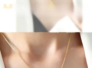 Détail d'un collier pendentif gouvernail en or 18 carats de style vintage français