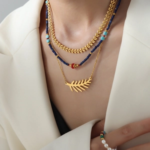 Set de collares dorados de tres capas con colgante de hoja y detalles de cuentas azules