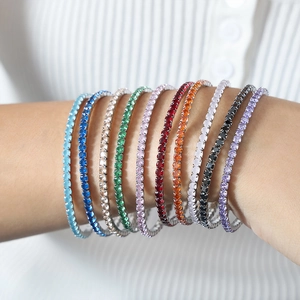 Bunte Zirkon-Tennisarmbänder aus 18k vergoldetem Edelstahl, getragen von einem Model