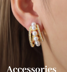 Détail macro de boucles d'oreilles en titane doré à trois couches avec perles et strass