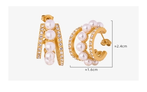Détail de boucles d'oreilles doubles dorées avec perles, cristaux et dimensions
