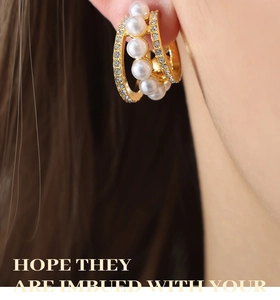 Vue détaillée de boucles d'oreilles multicouches en acier titane avec perles nacrées