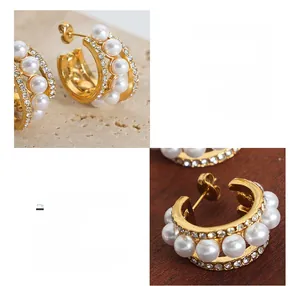 Détail des boucles d'oreilles en titane plaqué or 18 carats avec perles et cristaux