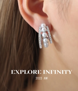 Gros plan sur des boucles d'oreilles argentées à trois couches avec perles et strass
