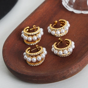 Boucles d'oreilles créoles dorées multicouches avec perles blanches et strass brillants