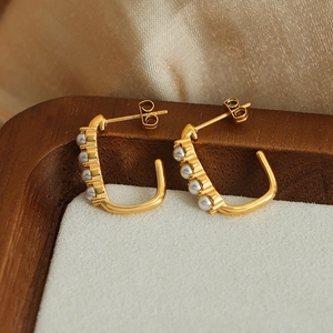 U-shaped gold titanium earrings featuring five inlaid white pearls in a retro French style